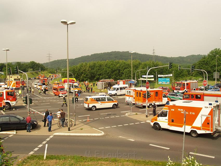 Schwerer Unfall mit Reisebus Lohmar Donrather Dreieck P329.JPG